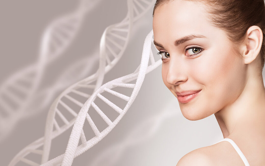 Viso di donna e disegno dell'elica del DNA